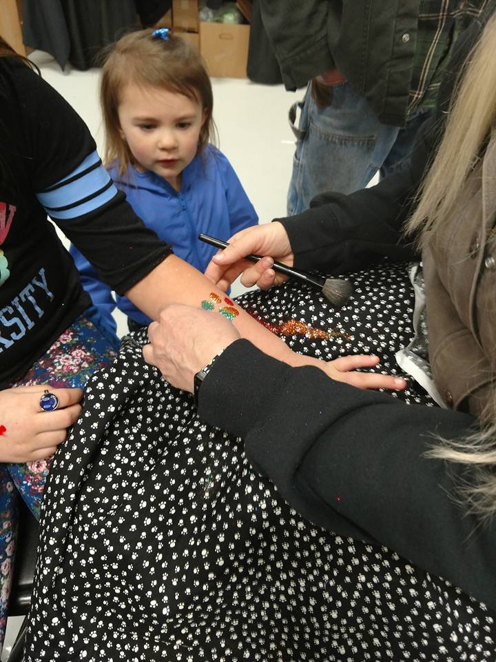  Monique doing a glitter tattoo 